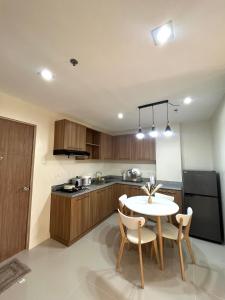 Kuchyň nebo kuchyňský kout v ubytování The MIDPOINT Residences 2 bedroom for couple or family condo near Ayala Center Cebu and SM City Cebu