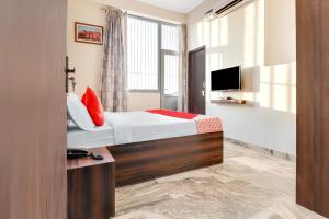 a hotel room with a bed and a television at HOTEL O THE ROYAL INN in Jaipur