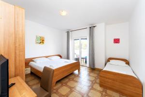 Postel nebo postele na pokoji v ubytování Dorothealy Apartments with Garden and Pool + 116 fotografií
