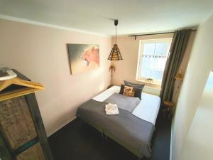 a small bedroom with a bed and a window at Apartment Kapstadt Garten & Poolnutzung als Extra möglich in Mühlhausen