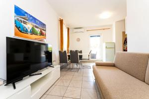 TV a/nebo společenská místnost v ubytování Dorothealy Apartments with Garden and Pool