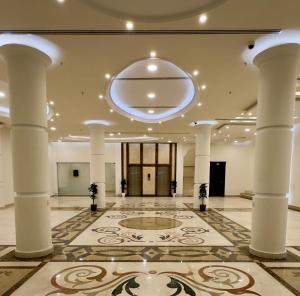a large lobby with columns and a large ceiling at شقة بغرفة نوم وصالة in Buraydah
