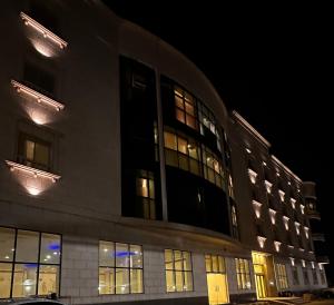 a large building with many windows at night at شقة بغرفة نوم وصالة in Buraydah