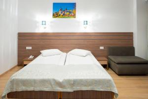 Postel nebo postele na pokoji v ubytování Hotel Cascada BAILE OLANESTI