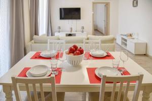 a dining room table with a bowl of fruit on it at Ed Elite 3F Apartamento a 5 min a pé da Praia da Rocha com piscina e garagem in Portimão
