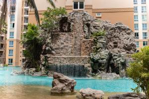 einem Wasserfall in der Mitte eines Brunnens in einem Pool in der Unterkunft Atlantis Condo Resort Pattaya in Jomtien Beach