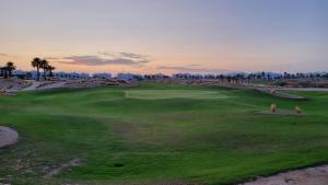 een luchtzicht op een golfbaan met palmbomen bij La Casa de V&V - Roldán - Région de Murcie in Las Pedreñas