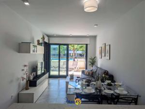 Posezení v ubytování Alfredsi Luxury Poolside Retreat Apt Duly11