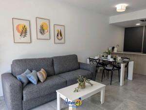Posezení v ubytování Alfredsi Luxury Poolside Retreat Apt Duly11