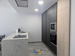 Kuchyň nebo kuchyňský kout v ubytování Alfredsi Luxury Poolside Retreat Apt Duly11 + 12 fotografií