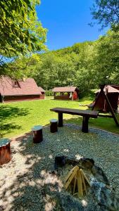 un tavolo da picnic e una tenda in un parco di PARADiSE Wellness Chalet - Sauna&SPA a Belá