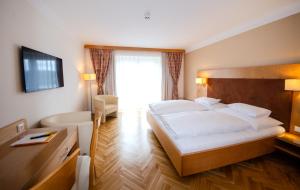 Rúm í herbergi á Hotel Ossiacher See