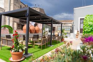 カターニアにあるTown House 54の屋上のパティオ(椅子、植物付)