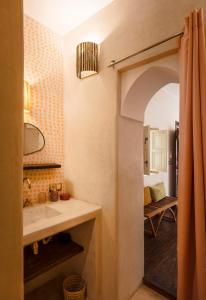 Postel nebo postele na pokoji v ubytování Riad Dar Vevé - Design, style & relax in Dar el Bacha