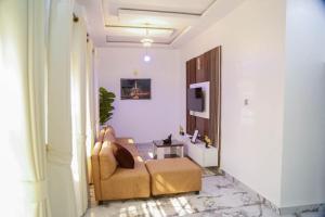 TV a/nebo společenská místnost v ubytování The Clifford Apartment Owerri