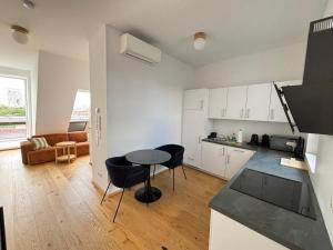 Η κουζίνα ή μικρή κουζίνα στο OrestaLiving - Penthouse in 2nd District with View