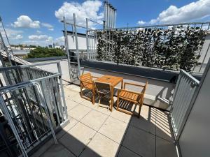 Μπαλκόνι ή βεράντα στο OrestaLiving - Penthouse in 2nd District with View