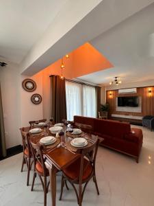 Un comedor con una mesa y un sofá. en Yaz Villa 2, en Fethiye