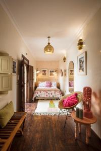 Postel nebo postele na pokoji v ubytování Riad Dar Vevé - Design, style & relax in Dar el Bacha