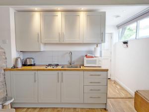 Kuchyň nebo kuchyňský kout v ubytování Studio Cottage - Rogate + 7 fotografií