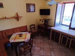Televízia a/alebo spoločenská miestnosť v ubytovaní Casa Vacanze Nantò 2