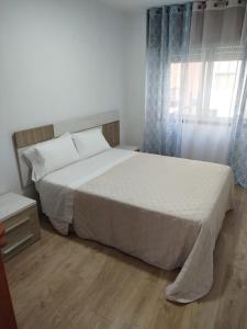 En eller flere senge i et værelse på Piso vacacional Coruña