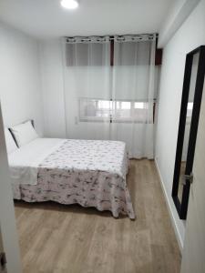 En eller flere senge i et værelse på Piso vacacional Coruña