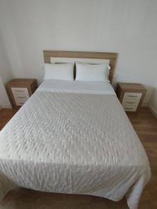 En eller flere senge i et værelse på Piso vacacional Coruña + 1 billede