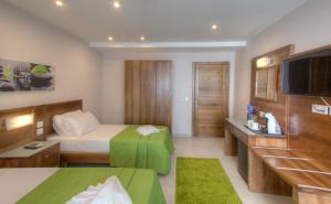 una camera d'albergo con un letto e una televisione di Cerviola Hotel a Marsaskala