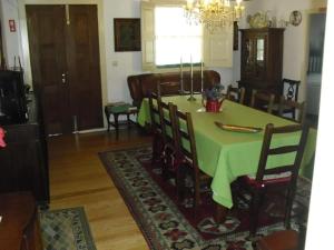 ein Esszimmer mit einem grünen Tisch und Stühlen in der Unterkunft Charming Villa with Pool in Lamego in Lamego