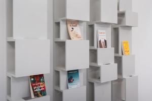 Trendy apartment in Almohamadia في الرياض: رف كتاب أبيض مع كتب عليه +8 صور