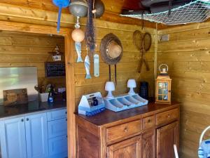 una cocina con paredes de madera y una encimera con utensilios. en Goh Lenn d'Er Ria, en Locoal