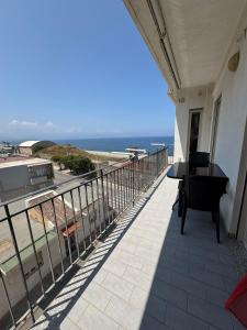 un balcón con vista al mar en Tramonto sul mare - Milazzo Sicily, en Milazzo