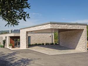 une maison en briques avec un grand garage dans l'établissement Frontline Korcula Villa A Stones Throw To The Beach Villa Korcula Bay View, à Korčula