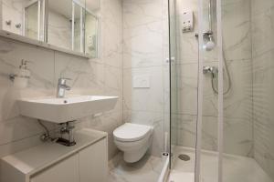 Ένα μπάνιο στο Modern Studio with Queen-Size Bed, Self Check-in