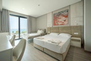 una camera da letto con un letto grande e una grande finestra di Hotel Qeparo a Qeparo