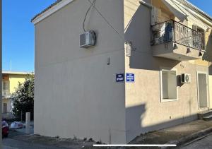 een wit gebouw met een balkon aan de zijkant bij JennyHouse in Drama