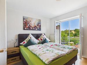 a bedroom with a green bed with a window at Villa Rose Neu renoviert und voll ausgestattet in Königsberg in Bayern