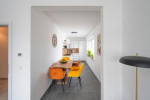 a kitchen and dining room with a table and chairs at Klever Ausblick in Kleve
