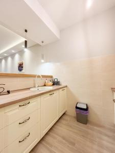 Η κουζίνα ή μικρή κουζίνα στο Modern 1-bedroom apartment M25