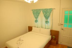 Een bed of bedden in een kamer bij Baan Luang Harn