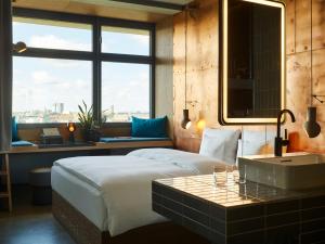 Postel nebo postele na pokoji v ubytování 25hours Hotel Bikini Berlin