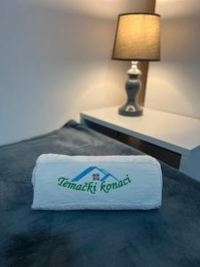 um quarto de hotel com uma toalha numa cama em Temački konaci em Pirot