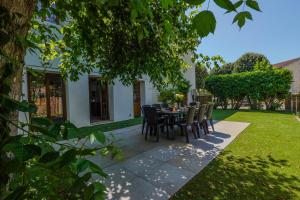 Zahrada ubytování Le Loft - grand écran - piscine - baby foot -