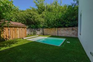 Bazén v ubytování Le Loft - grand écran - piscine - baby foot - nebo v jeho okolí