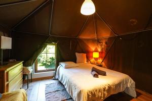 Postel nebo postele na pokoji v ubytování Le Loft - grand écran - piscine - baby foot - + 49 fotografií