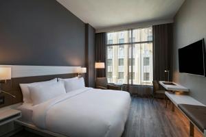 Postel nebo postele na pokoji v ubytování AC Hotel by Marriott Fort Worth Downtown