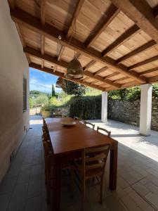 une salle à manger avec une table et des chaises en bois dans l'établissement Villa Prana by Nicola Real Estate, à Corsanico-Bargecchia