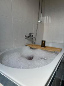 O baie la Bergpanorama, 20min Interlaken, Whirlpoolbadewanne