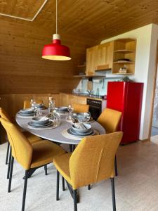 O bucătărie sau chicinetă la Bergpanorama, 20min Interlaken, Whirlpoolbadewanne +39 fotografii